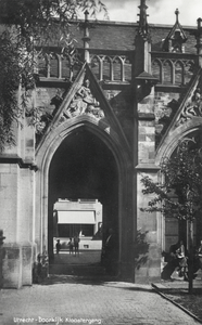 3253 Gezicht vanuit de pandhof van de Domkerk te Utrecht op de doorgang naar Achter de Dom.